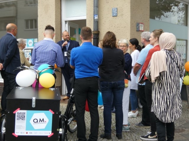 Zahlreiche Interessierte waren gekommen, um mit dem QM-Team die Eröffnung des neuen Büros zu feiern. (Bild: QM Germaniagarten)