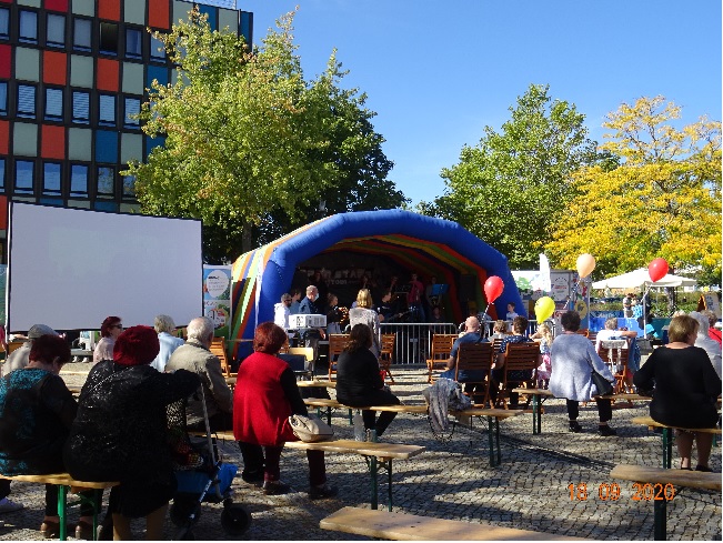 Am 18. September 2020 wurde der Barnimplatz zum kleinen Open-Air-Festival für die friedliche Völkerverständigung. (Bild: QM Marzahn NordWest)