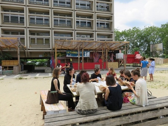 Gemeinsamer europäischer Austausch beim Mittagessen im 6b, einem sozio-kulturellem Zentrum in St. Denis. Foto: Katja Adelhof
