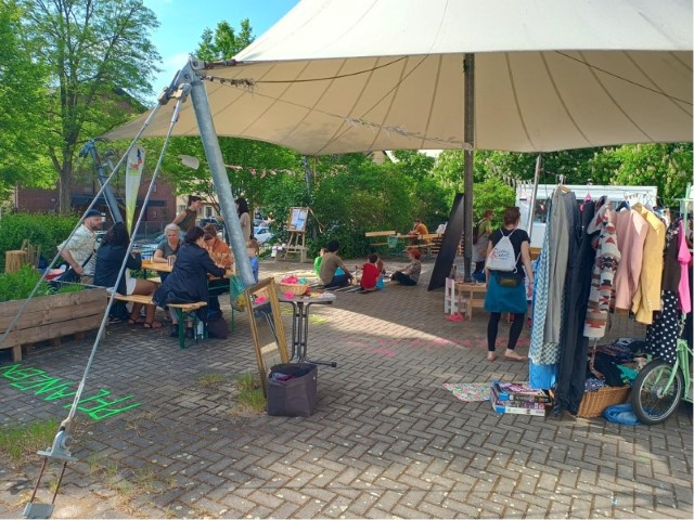 An verschiedenen Ständen präsentierten sich die drei vom QM geförderten Projekte. (Bild: QM Glasower Straße)