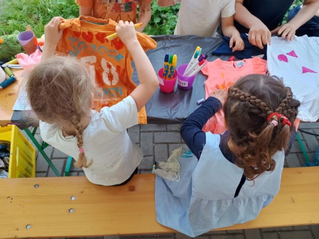 Durch Upcycling wurden alte Textilien wieder verwendbar. (Bild: QM Glasower Straße)