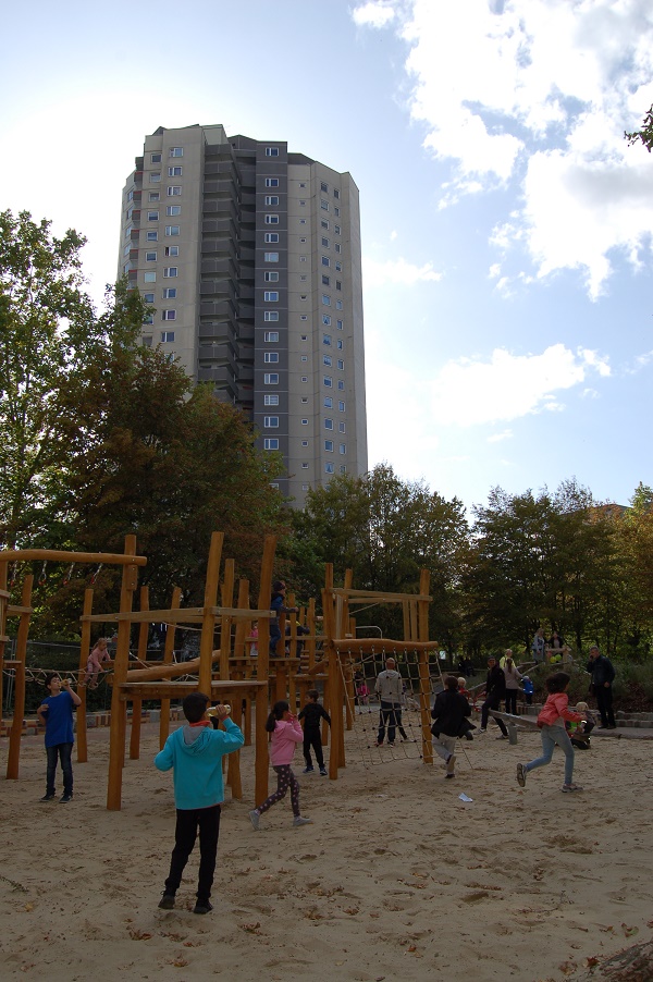 Ein Klettergerüst mit spielenden Kindern. Foto: QM Gropiusstadt