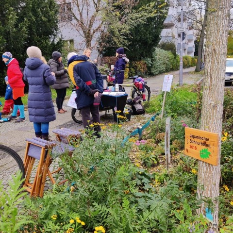 Bei Croissants, Lebkuchen und heißen Getränken vom Lastenrad tauschten sich die Gärtnerinnen und Gärtner über die vergangene Saison aus. (Bild: Birgit Leiß)
