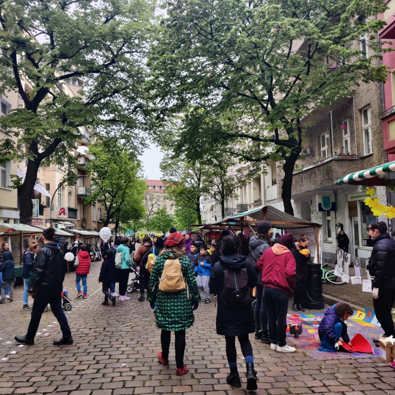 Trotz Regen lockte das bunte Herdelezi-Fest zahlreiche Menschen in die Boddinstraße. (Bild: Birgit Leiß)