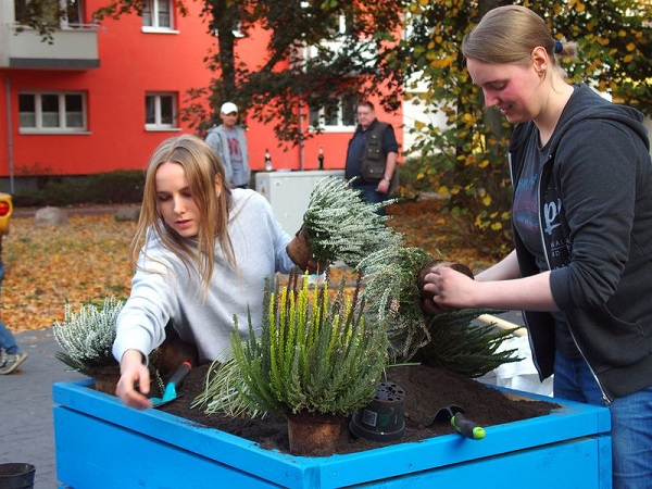 Anwohnerinnen bepflanzen die Hochbeete. Foto: D. Hensel, QM Brunnenviertel-Brunnenstraße