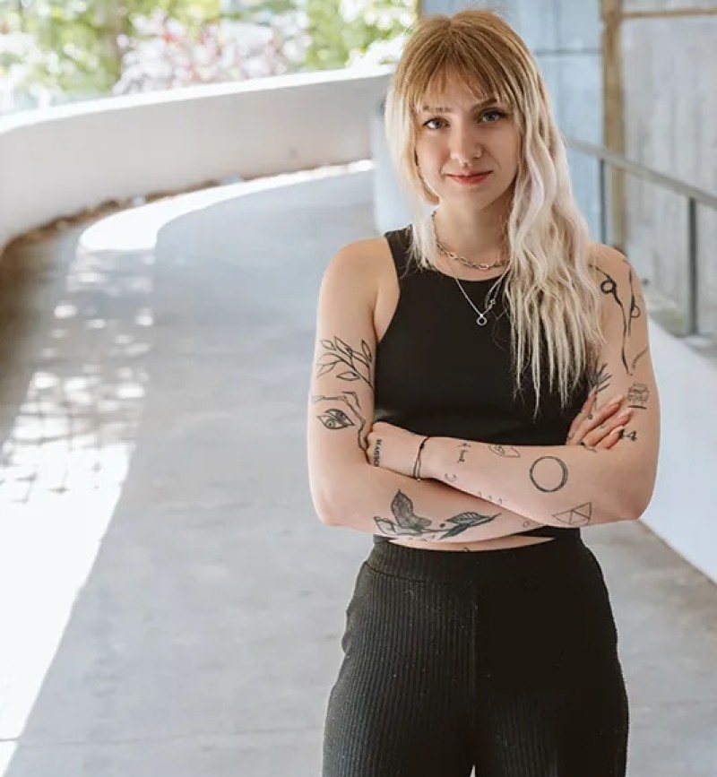 Isabell Ewald steht vor einer Betonunterführung in der High-Deck-Siedlung.