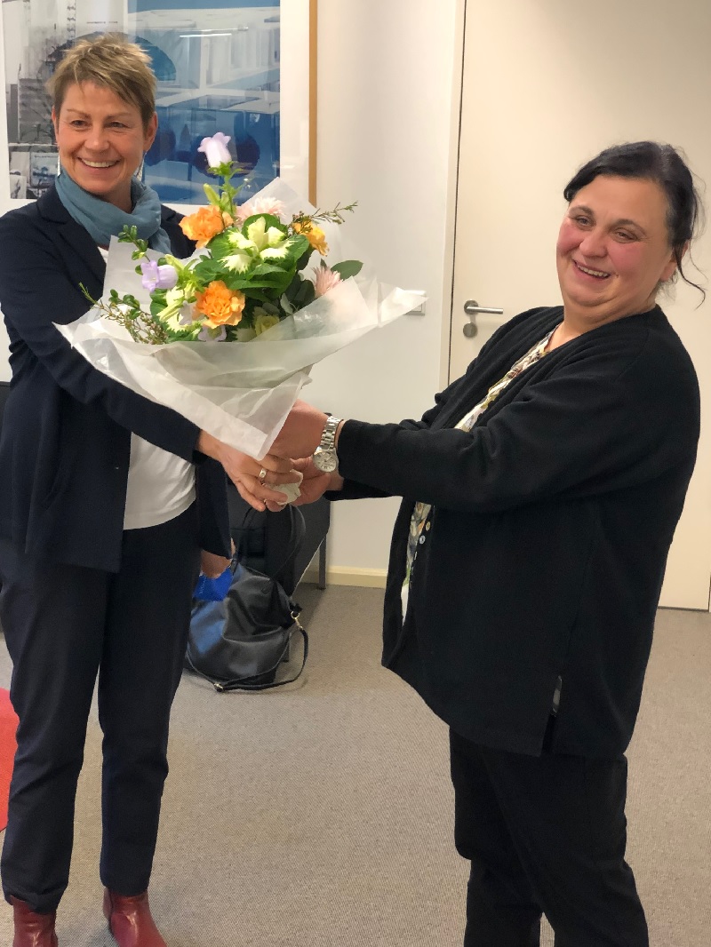 Sozialsenatorin Elke Breitenbach (links) überreichte Ivana Naefe die „Berliner Ehrennadel für besonderes soziales Engagement“. (Bild: Juliane Eichhorst)