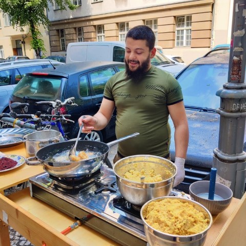 Weil das Braten der Falafel so lange dauert, machte Al Bahlouls Sohn draußen am mobilen Küchenwagen weiter. (Bild: Birgit Leiß / Webredaktion)