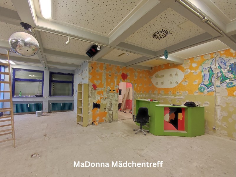 Der MaDonna Mädchentreff befindet sich im Umbau: im Raum stehen Leiter, grüne Theke und Baumaterial, die Wände sind teils ausgebessert und bunt gestrichen.