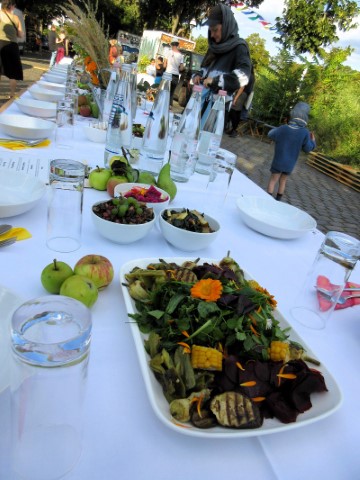 Aus den selbst angebauten Lebensmitteln kreierte das Kochkollektiv La Vie en Toast köstliche Speisen. (Bildquelle: Jens Sethmann)