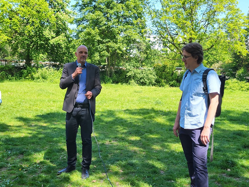 Staatssekretär Stephan Machulik und Stadtrat Jochen Biedermann begrüßten die Teilnehmenden am Spielplatz Wildmeisterdamm. (Bild: QM Gropiusstadt Nord)