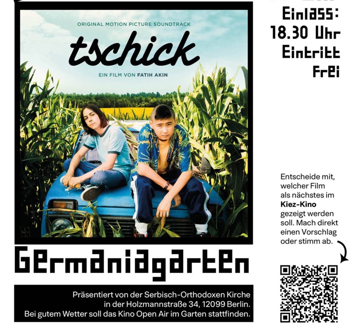 Das Filmplakat zeigt zwei Jungs, die in einem Maisfeld auf einer Motorhaube sitzen und in die Kamera schauen. 