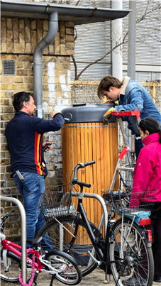 Mehrere Teilnehmende bauen gemeinsam die neue Regentonne auf.