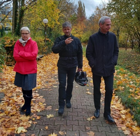 Bezirksstadt Oliver Schworck (in der Mitte) besichtigt gemeinsam mit Corinna Lippert (links) und Quartiersmanager Peter Pulm (rechts) den Bolzplatz an der Groß-Ziethener Straße. (Bild: Kadriye Karci)