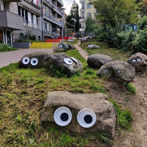 Große Steine mit Pappteller-Augen heißen die Besucherinnen und Besuch des Kleinkunstfestivals willkommen. (Bild: Birgit Leiß)