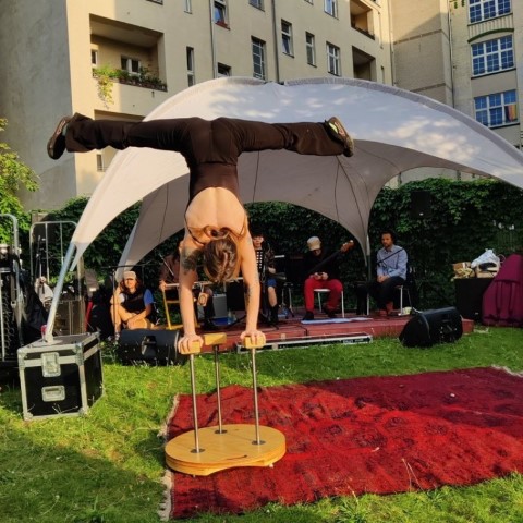 Neben Musik umfasste das Bühnenprogramm auch akrobatische Einlagen, die Jung und Alt begeisterten. (Bild: Birgit Leiß)