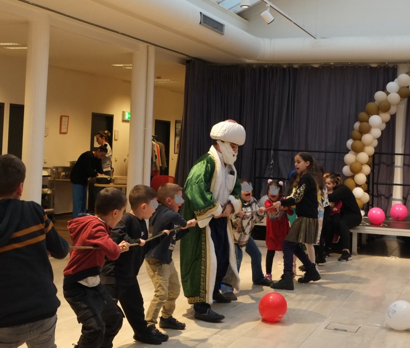 Die anwesenden Kinder waren vom Nasreddin Hodscha-Darsteller von der ersten Minute an begeistert. (Bild: H. Heiland)