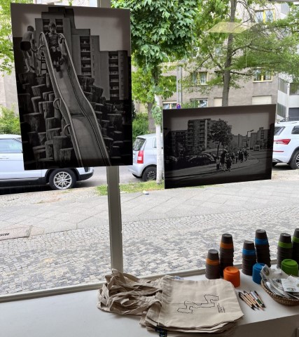 Die Fotoausstellung „Schnappschüsse – Bilder aus der Rollbergesiedlung“ gibt Einblicke in das Quartiersleben von den 1960er Jahren bis heute. (Bild: Selim Toth)