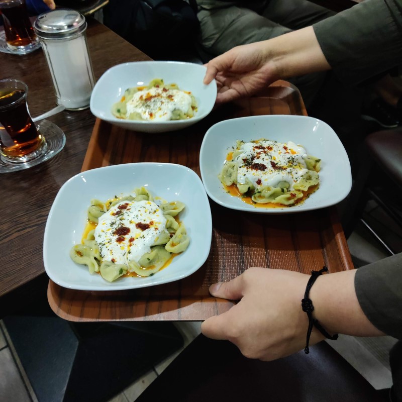 Im Café Evim genossen die Teilnehmenden der Tour vegetarische Manti – kleine Teigtaschen mit einer Gemüsefüllung. (Bild: Birgit Leiß)