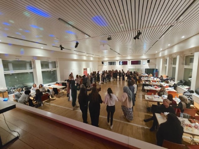 Frauen jeden Alters und verschiedener kultureller Herkunft feierten und tanzten ausgelassen bei der Veranstaltung. (Bild: Kiezanker e. V.)