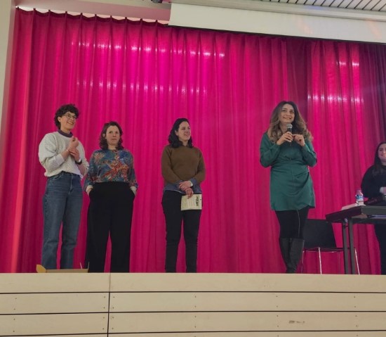 Yildiz Yilmaz vom Kiezanker e. V. eröffnete das Frauenfest mit einer mitreißenden Ansprache. (Bild: Kiezanker e. V.)