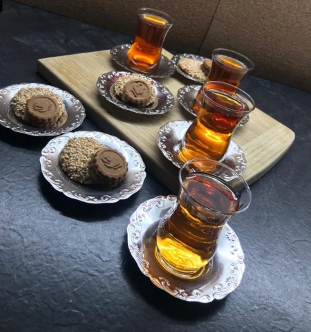 Beim gemeinsamen Frühstück können die Frauen unter anderem Tee und diverse türkische Spezialitäten genießen. (Bild: QM Pankstraße)