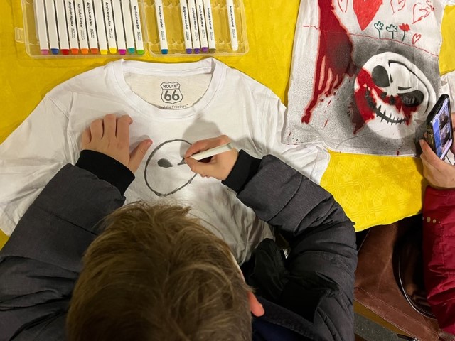 Beim Bemalen von T-Shirts konnten die Kinder ihrer Kreativität freien Lauf lassen. (Bild: Boulevard Kastanienallee)