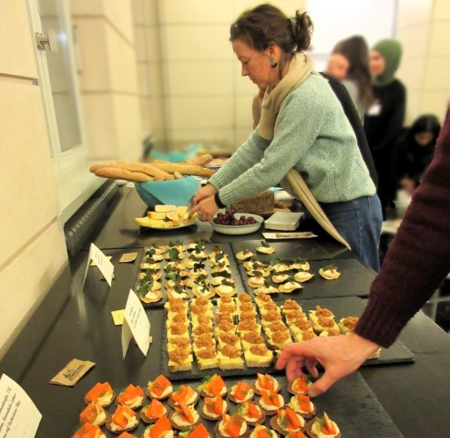 Zum Abschluss genossen die Engagierten herzhafte Schnittchen, Butterstullen, leckeren Kuchen und Knabbereien. (Bild: Jens Sethmann)