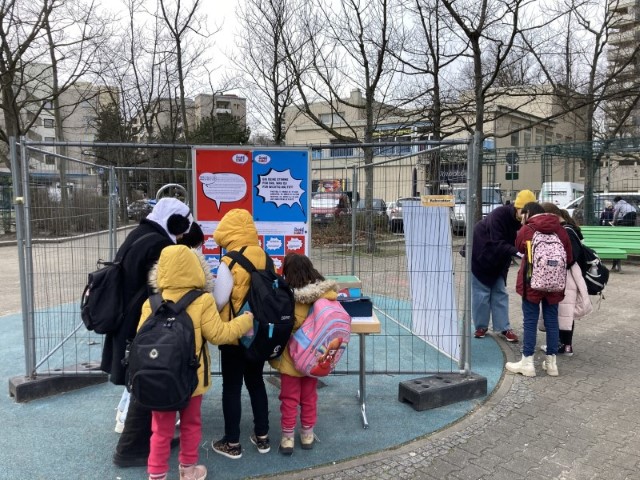 Kinder und Jugendliche stimmten vor der Grundschule in den Rollbergen über die Ideen ab. (Bild: Yazeed Zoumot)