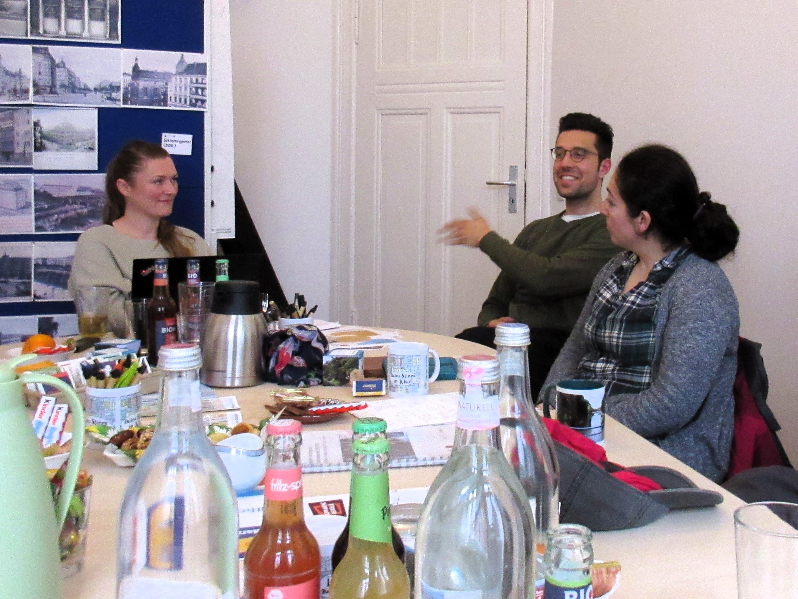 Die Aktionsfondsjury, bestehend aus Anwohnenden des Harzer Kiezes, entscheidet über Fördermittel für nachbarschaftliche Projekte wie Feste, Märkte und Pflanzaktionen. (Bild: Jens Sethmann)