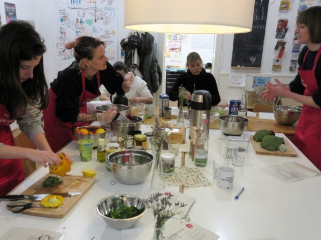 Der Workshop war nicht nur theoretischer Natur: Die Teilnehmenden konnten ihre Kochkünste unter Beweis stellen. (Bild: Jens Sethmann)