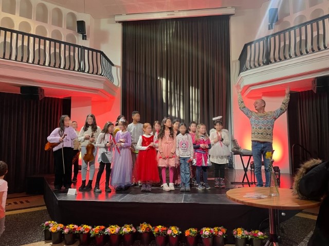 Die Flöten- und Geigen-AG der Albert-Gutzmann-Schule begeistert beim Neujahrsempfang des QMs Pankstraße mit ihrem musikalischen Auftritt. (Bild: QM Pankstraße)