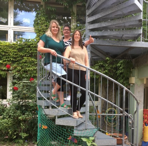 Teil des Projekt-Teams vor Ort sind die Sozialpädagogin Susanne Mokros, die Erzieherin Daniela Ott sowie Birgitt Hadler-Kiel, Vertreterin des Projektträgers JAO. (Bild: QM Kosmosviertel)
