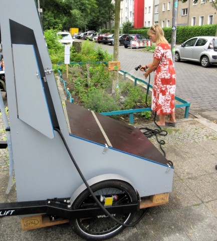 Das mobile Gieß-Fahrrad erleichtert die Pflanzenpflege für die ehrenamtlichen Gärtnerinnen und Gärtner. (Bild: Jens Sethmann)