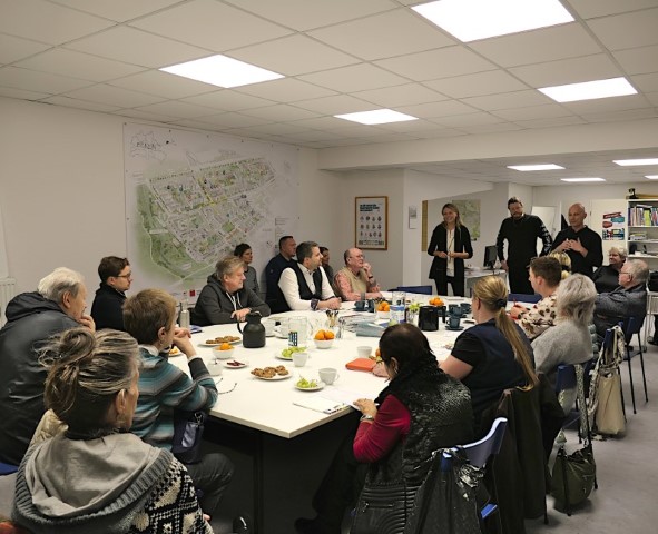 Engagierte Diskussionen und wichtige Entscheidungen prägten die erste Quartiersratssitzung im QM-Büro der Alten Hellersdorfer Straße. (Bild: Anka Stahl)