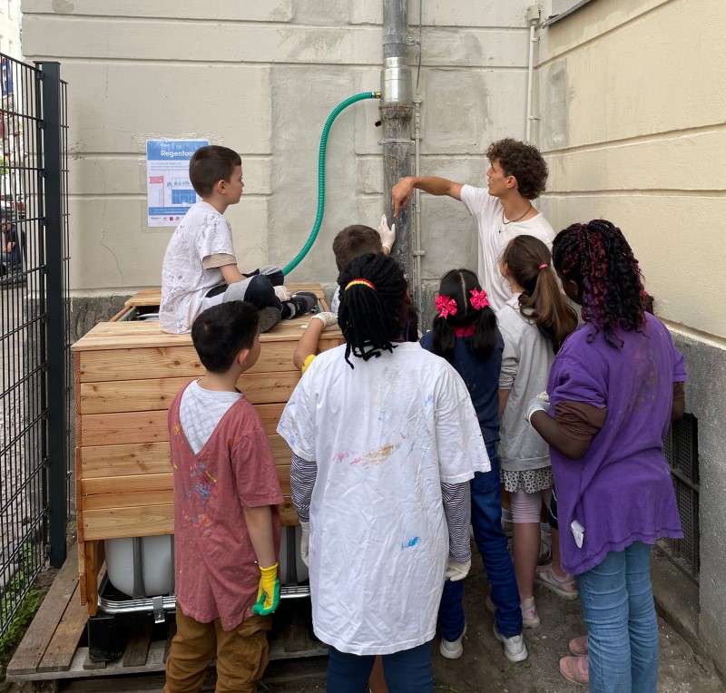 Schülerinnen und Schüler der Wedding-Schule erfahren, wie man Regenwasser nutzt und ressourcenbewusst denkt. (Bild: AG Urban)