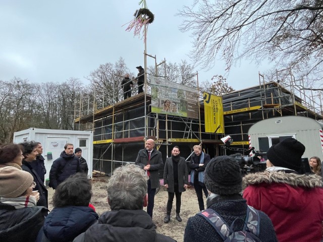 Gäste aus der Verwaltung bedankten sich bei allen Projektbeteiligten. (Bild: QM Moabit-Ost)