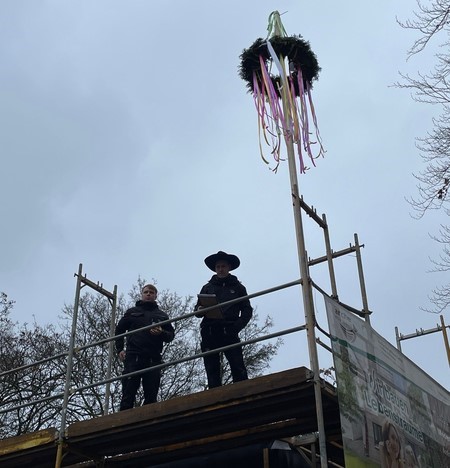 Getreu der Tradition standen zwei Zimmerleute mit einem vollen Glas in der Hand oben auf dem Gerüst und warteten darauf, es herunterzuwerfen. (Bild: QM Moabit-Ost)