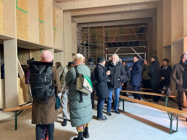 Zahlreiche Besuchende erkundeten den Rohbau. (Bild: QM Moabit-Ost)