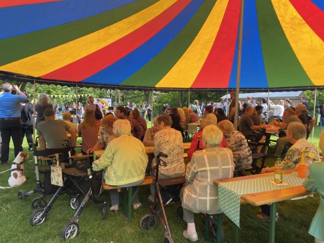 Die Bläserklasse der Nahariya-Schule eröffnete traditionell das Stadtteilfest. (Bild: QM Nahariyastraße / Kadriye Karci und Valerie Stolp)