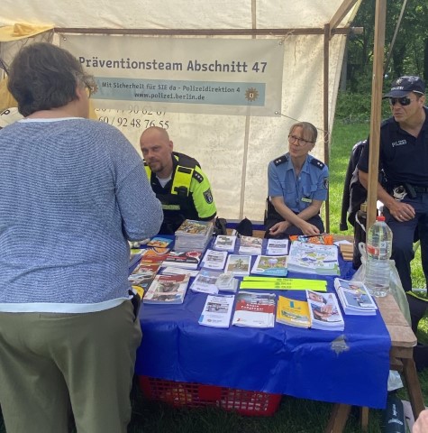 Die Polizeidirektion 47 präsentierte sich mit seinem Präventionsteam und informierte viele Anwesende. (Bild: QM Nahariyastraße / Kadriye Karci und Valerie Stolp)