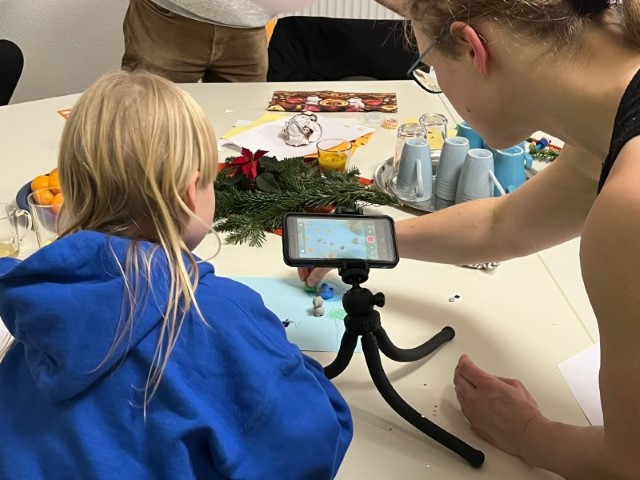 Per Smartphone-App und Stativ gelang die Umsetzung der kurzen Filme. (Bild: QM Beusselstraße)