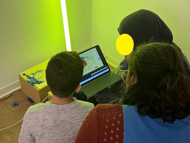 Die Kinder begutachten ihre Meisterwerke. (Bild: QM Beusselstraße)