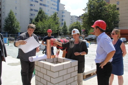 Die Grundsteinlegung des Olof-Palme-Zentrums im Jahr 2012. (Bild: Dominique Hensel)