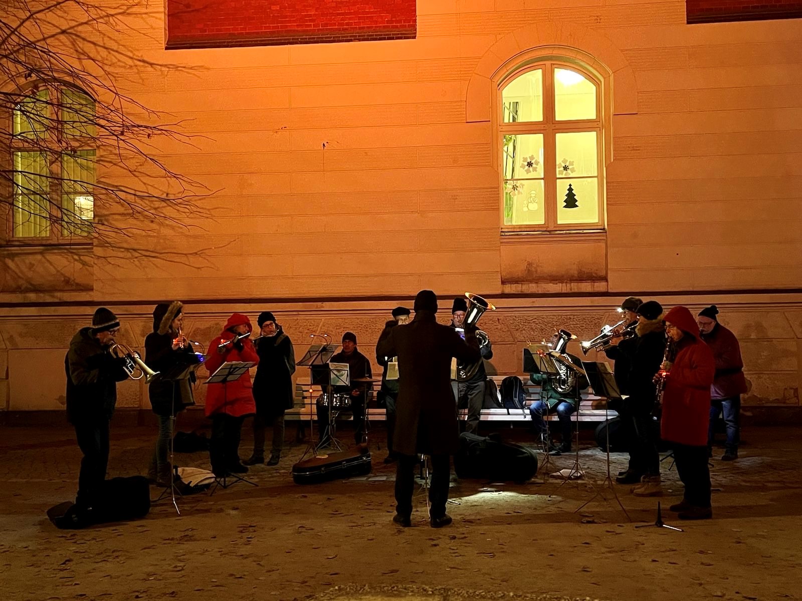 Bei den Angeboten der lebendigen Adventskalender können die Anwohnenden der QM-Gebiete Moabit-Ost und Letteplatz eine feierliche Adventszeit verbringen. (Bild: QM Letteplatz)