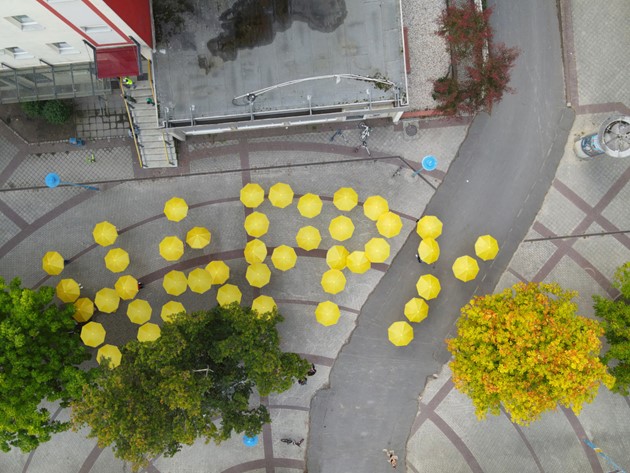 Auf dem zentralen Platz des Boulevard Kastanienallee wurde das Wort „happy“ (glücklich) nachgestellt. (Foto: Rosa Vill) 