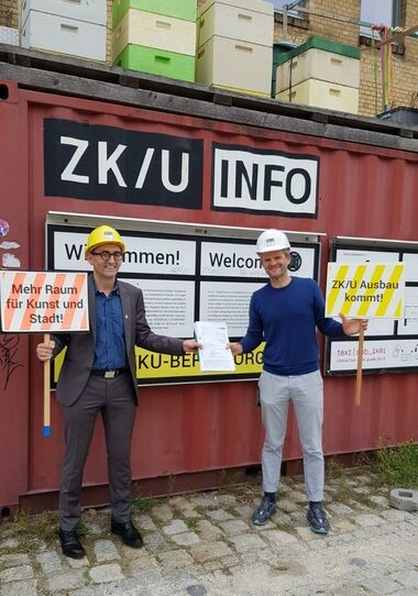 Bezirksbürgermeister Stephan von Dassel übergab Bauherrn Matthias Einhoff persönlich die Baugenehmigungsunterlagen. Foto: ZK/U