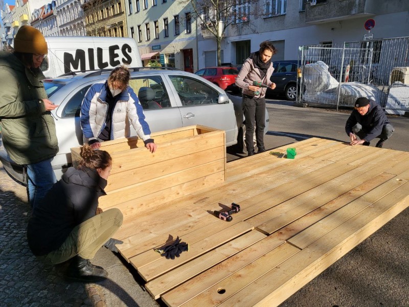 In drei Etappen bauten Helferinnen und Helfer das Parklet in der Stettiner Straße 4 auf. (Bild: Vivien Hard)