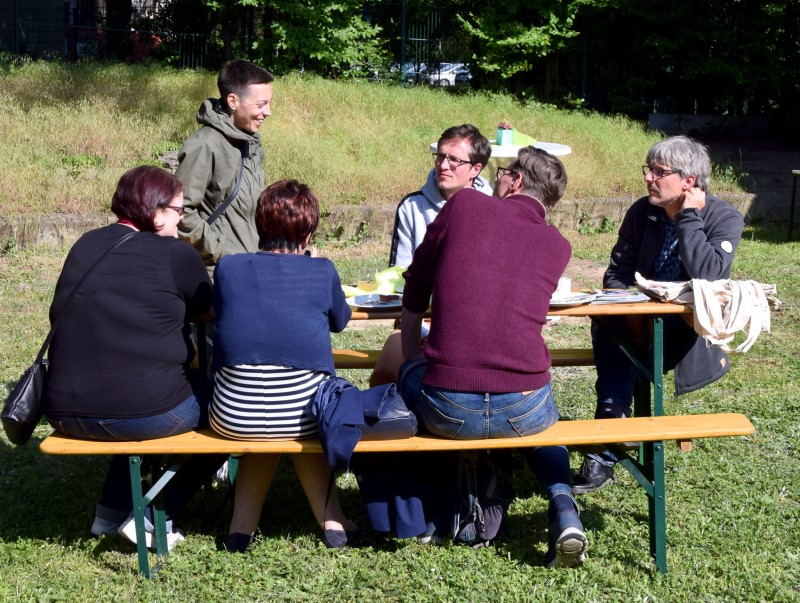 An mehreren Picknickbänken saßen die Anwesenden zusammen und tauschten sich rege aus. (Bild: QM Gropiusstadt Nord)