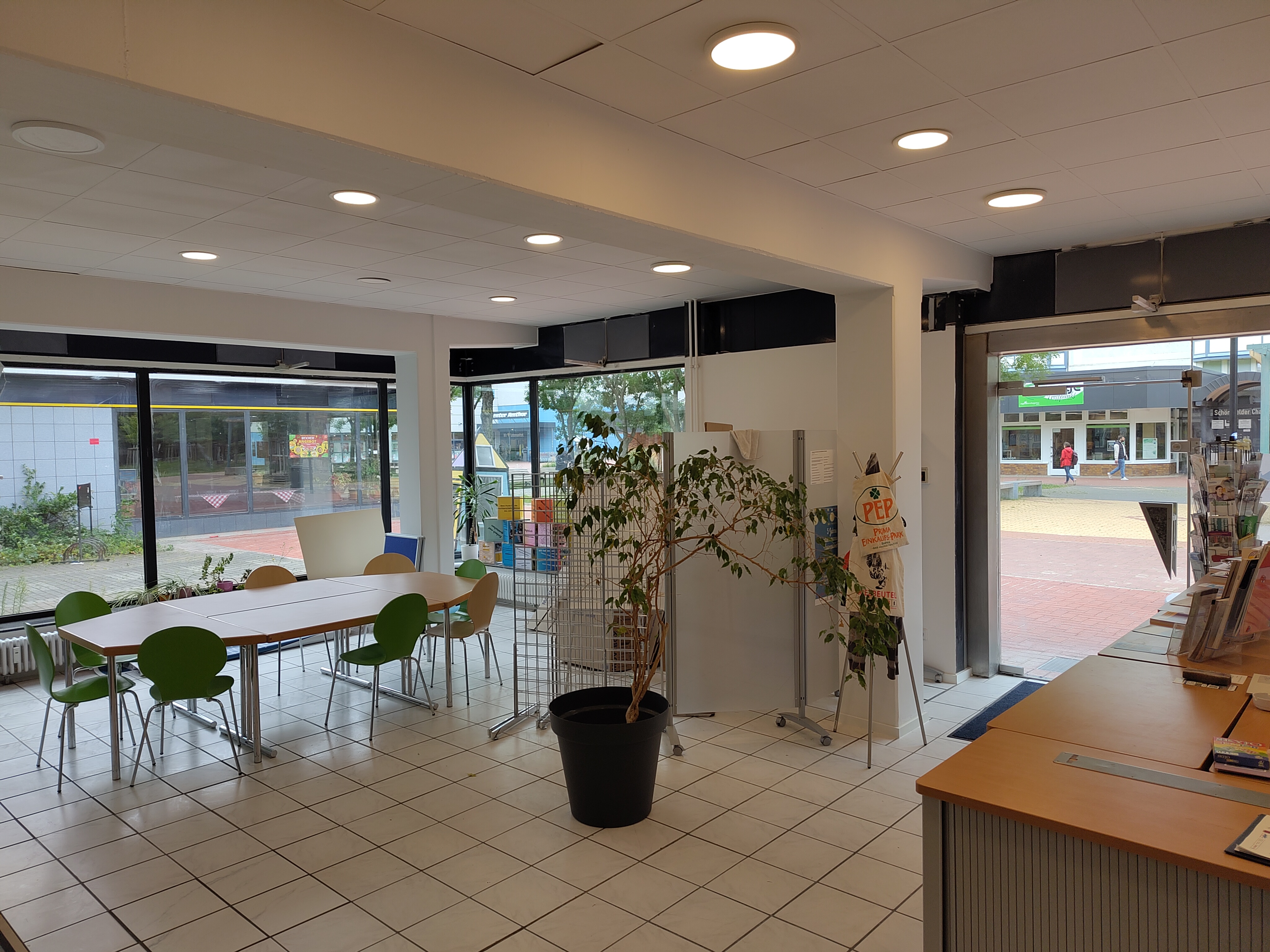 Innenansicht mit Besprechungstisch und Empfangstheke im neuen QM-Büro des Kosmosviertels.